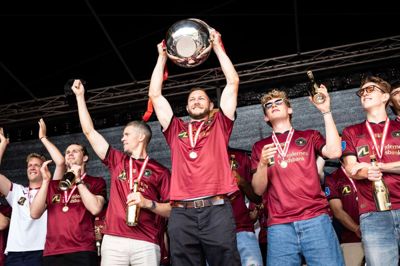 Henrik Dalsgaard løftede trofæet som anfører, da FC Midtjylland blev dansk mester i sæsonen 2023-24.
