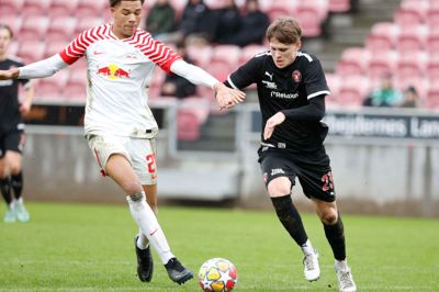 Sofus Johannesen (t.h.) sætter fart i en Youth League-kamp mod RB Leipzig. Den 17-årige midtbanekreatør viste sig også flot frem ved U17-EM, hvor han blandt andet scorede et mål i kampen mod Wales.