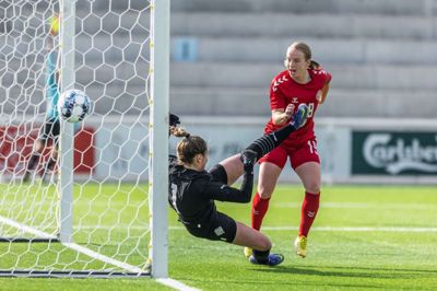 Ikastboen Cecilie Winther Johansen (t.h.), der her scorer til 2-0 mod Island i en landskamp for Danmarks U23-landshold, er efter et ophold hos tyske Bayer Leverkusen retur hos AGF og dansk fodbold.