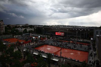 Bedst som Holger Rune i andet sæt havde fået momentum, trak de grå skyer sig sammen over tennisanlægget i Paris.