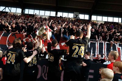 Efter en gyserafslutning på sæson kunne FC Midtjyllands spillere og fans i fællesskab juble i selskab med DM-trofæet. Men marginalerne var også med Ulvene, mener fodboldeksperten Jesper Thygesen.