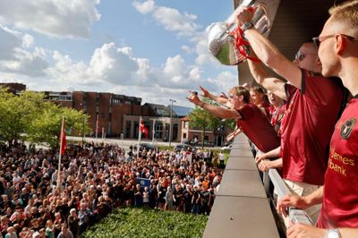 FC Midtjylland har som bekendt adresse i både Herning og Ikast, og derfor skulle spillerne selvfølgelig fejres begge steder. Her er de på balkonen på rådhuset i Ikast.