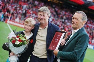 Jon Dahl Tomasson blev hyldet før testkampen mellem Danmark og Sverige. Han er optaget i Fodboldens Hall of Fame.