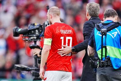 Christian Eriksen overtog anførerbindet, da Pierre-Emile Højbjerg blev skiftet ud mod Sverige.