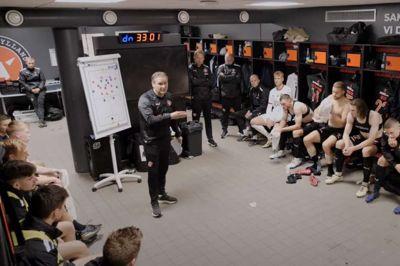 Thomas Thomasberg måtte tale med store engelske bogstaver i pausen for at få vendt guldkursen. Spillerne bød også selv ind. Blandt andre Paulinho med det konstruktive råd: 45 to fix this shit! Foto: Screendump/FC Midtjylland