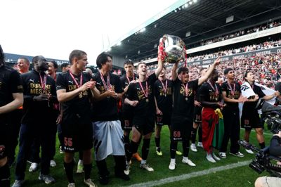FC Midtjyllands spillere, der her jubler i selskab med fansene og DM-trofæet, tager hul på den nye Superliga-sæson med en udekamp i Aarhus, hvor AGF er vært.