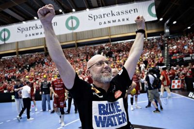 Gennem seks år har Stefan Madsen været træner i Aalborg. Her fejrer han det danske mesterskab, som kom i hus i sidste uge.