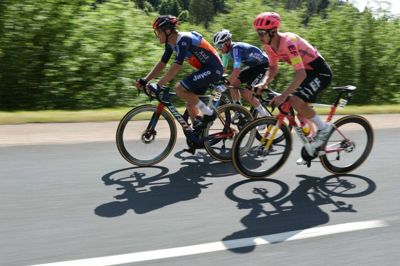 Christopher Juul Jensen (tv.) var i udbrud for få dage siden på tredje etape af årets Critérium du Dauphiné, men har nu måttet trække sig fra løbet med sygdom.