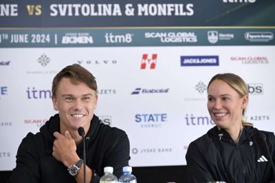 Danmarks to største tennisstjerner, Holger Rune og Caroline Wozniacki, havde de store smil fremme under mandagens pressemøde i Jyske Bank Boxen i Herning. Tirsdag aften er duoen klar til at underholde publikum i selskab med to andre topspillere, ægteparret Elina Svitolina og Gaël Monfils.