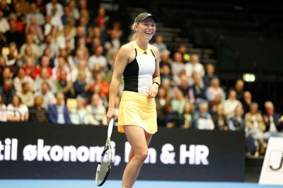 Humøret var højt hos Caroline Wozniacki, der stadig er ubesejret i Jyske Bank Boxen. Hun landede sin blot anden sejr i syv forsøg mod Elina Svitolina og viste specielt i den afsluttende matchtiebreak tårnhøjt niveau med uvant mange vinderslag.