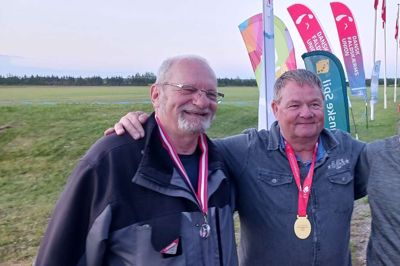 Glenn Bille Carstensen (i.m.) vandt den første guldmedalje ved DM-ugen i præcisionslanding for svævefly. Jørgen Legind Hansen (t.v.) tog sølv, mens bronzen gik til Anders Smedegaard. Foto: DIF