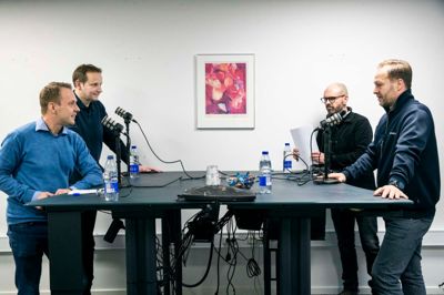 I en ny podcast ser Folkebladet frem mod forårets guldkamp for FC Midtjylland. Panelet består af FCM-fan Kent J. Nielsen (bagerst til venstre), sportsredaktør Jørn Just og tidligere FCM'er Ulrik Lindkvist. Vært er nyheds- og digitalredaktør Thomas Færch (bagerst til højre.)