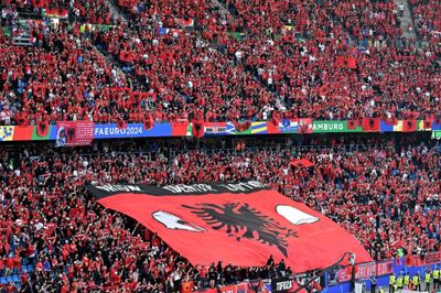 Tusindvis af albanske fans var på tribunerne i Hamburg i EM-kampen mod Kroatien.