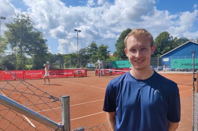 Formand Christoffer Madsen har smil på, mens Hedvig Placatka (t.v.) fra Odense Tennis dyster mod Sofia Østergaard fra KB i baggrunden. Foto: Jørn Just