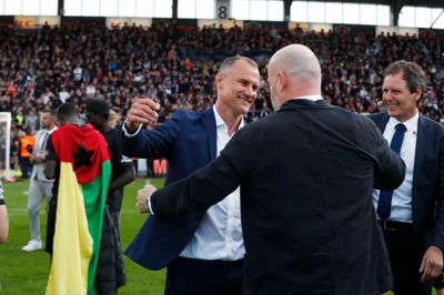 Fodbolddirektør Peter Sand og hovedaktionær Anders Holch Povlsen ønsker her hinanden tillykke efter DM-guldet. Mesterskabet gav samtidig adgang til Champions League-kvalifikationen, hvor FCM's rejse begynder i Kosovo eller Andorra.