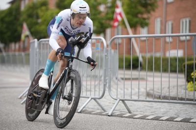Den tidligere U23-verdensmester Johan Price Pejtersen satte rivalerne på plads og snuppede dannebrogstrøjen i Herning, men World Tour-rytteren blev sent fredag aften kvalificeret for at have brudt reglerne på ruten.