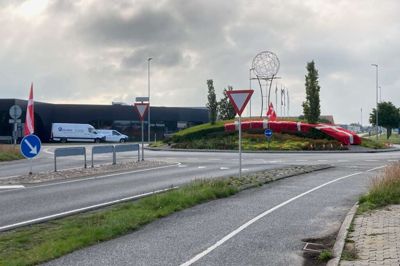 Sådan ser rundkørslen på Vesterholmvej ud her til formiddag. Foto: Privatfoto