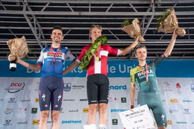 Podiet ved DM-løbet var stillet op lige over for Herning Kirke. Øverst trådte Rasmus Søjberg Pedersen op. For blot en måned siden blev han hyldet 100 meter væk på Torvet, da han vandt Grand Prix Herning. Sølvet gik til Kasper Asgreen (t.v.) og bronzen til Frederik Wandahl.