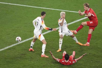 Joachim Andersen sender bolden i mål for Danmark, men efterfølgende blev scoringen annulleret for offside på Thomas Delaney.