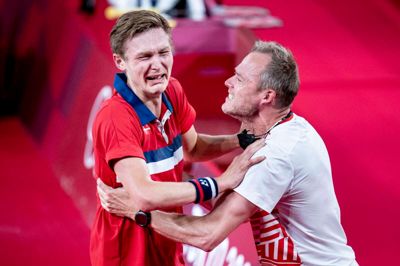 Landstræner Kenneth Jonassen (t.h.) midt i en af de største stjernestunder i dansk badmintons historie: Lige efter at Viktor Axelsen har vundet OL-guld i Tokyo. Nu venter OL i Paris om få uger. Foto: Liselotte Sabroe/Ritzau Scanpix