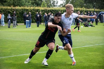 Aral Simsir missede den første træningskamp, men mod AGF viste dribleren straks, hvad han kan. Han var med i flere farlige situationer og leverede også oplægget til 3-0-scoringen.