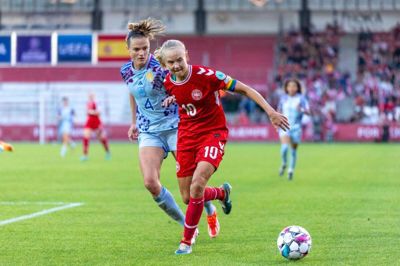 Den danske landsholdsanfører Pernille Harder, der er opvokset i Tulstrup ved Ikast, er blevet tildelt 350.000 kroner i en erstatningssag mod Bet365, der har misbrugt 23 danske sportsstjerners imagerettigheder. Foto: Imago/Ritzau Scanpix