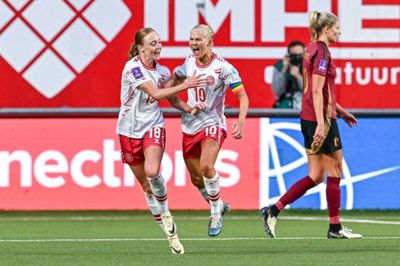 De midtjyske fodboldprofiler i fælles jubel: Sarah Holmgaard fra Bording lykønsker Pernille Harder fra Tulstrup efter målet til 2-0. Senere lagde Harder bolden til rette for Holmgaard ved scoringen til 3-0. Foto: Stijn Audooren/Imago/Ritzau Scanpix