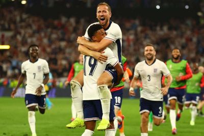 Harry Kane kunne tiljuble angrebskollegaen Ollie Watkins efter 2-1-sejren over Holland. Kane og Watkins scorede et mål hver i kampen.