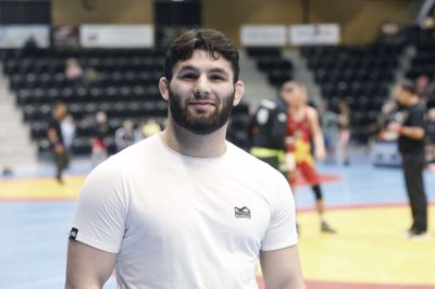 Turpal Bisultanov er klar til sin karrieres første OL efter afbud fra de russiske brydere. Den 22-årige herningenser pudser formen på en træningslejr i Polen og vil tage én kamp ad gangen ved OL i Paris.