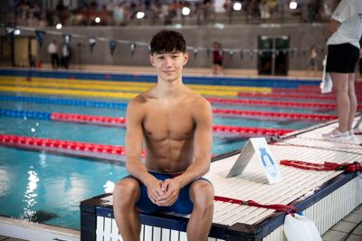 Alexander Yung Gotfredsen fra Herning Svømmeklub brød sin personlige rekord i 100 meter brystsvømning i sit første heat ved DM på langbane. Han stiller op i tre discipliner mere.