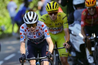 Jonas Vingegaard er mere end tre minutter efter Tadej Pogacar efter 15. etape.