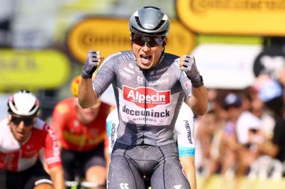 Med sejren Jasper Philipsen hentede 50 point til den grønne pointtrøje og halede gevaldigt ind på den førende rytter, Biniam Girmay, der styrtede i finalen.
