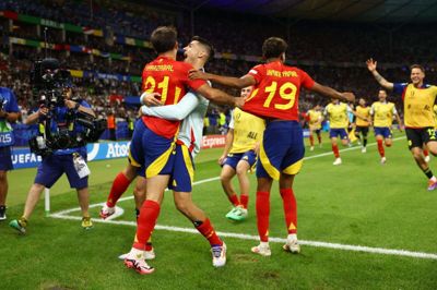 Mikel Oyarzabal bliver tiljublet efter sin afgørende scoring i EM-finalen.