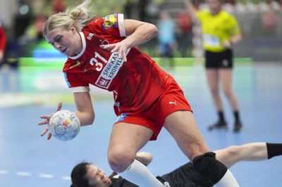Ikast Håndbolds Simone Petersen - her under en tidligere landskamp for Danmark - brækkede foden umiddelbart inden OL i Paris begyndte. Nu står playmakeren foran en operation i næste uge.