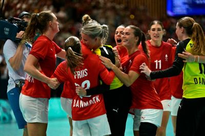 Emma Friis jubler sammen med blandt andre målvogter Sandra Toft efter 28-27-sejren mod Tyskland. Toft diskede op med en kampafgørende redning 10 sekunder før tid.