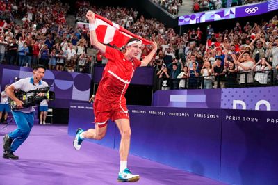 Viktor Axelsen fejrer sin anden OL-guldmedalje efter en knusende sikker sejr.