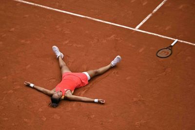 Qinwen Zheng faldt om på gruset, da hun havde slået den sidste vinder i OL-finalen.