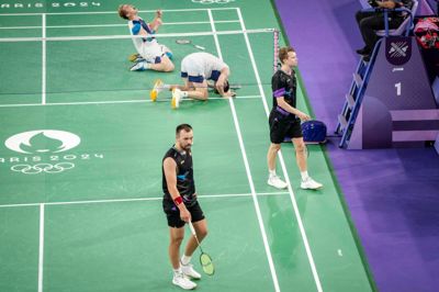 Kim Astrup (t.h.) og Anders Skaarup havde fire matchbolde, men endte med at tabe bronzekampen ved OL i Paris til verdensranglistens nummer tre, Aaron Chia og Wooi Yik Soh fra Malaysia.