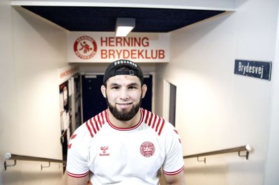 Turpal Bisultanov fik sin brydeopdragelse i Herning Brydeklub og stiller stadig op for barndomsklubben, selvom han i de seneste fem år har boet i Nykøbing Falster, hvor landsholdscentret ligger. Forældrene bor stadig i Herning.