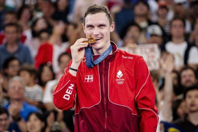 Viktor Axelsen nyder OL-triumfen efter en overbevisende præstation i finalen.