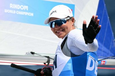 Anne-Marie Rindom tog hul på fejringen allerede mandag, men først onsdag kom hendes OL-medalje helt i hus. Vinden drillede tirsdag, så medaljesejladsen blev først gennemført onsdag.