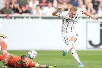FC Midtjylland har fået sig en rigtig fuldboldsangriber. Adam Buksa lurede iskoldt på den ungarske fejl og slog til som en klapperslange.
