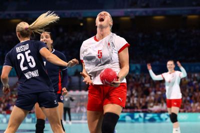 Sarah Iversen ærgrer sig over den missede OL-finale. Nu må hun og Danmark nøjes med en bronzekamp mod Sverige lørdag formiddag.