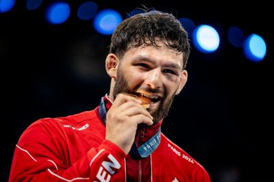 22-årige Turpal Bisultanov sætter tænderne i bronzemedaljen efter den flotte sejr over den regerende verdensmester, David Losonczi fra Ungarn, i bronzekampen.