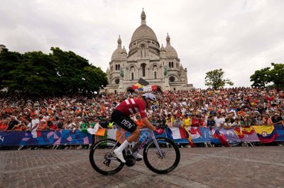 I lørdags cyklede Mads Pedersen i Paris' gader - her passerer han kirken Sacré Coeur. I eftermiddag kører han rundt i Herning, når gadeløbet har start og mål ved Herning Kirke. Foto: Ritzau Scanpix
