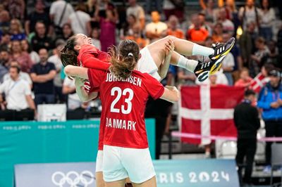 Emma Friis, der er født og opvokset i Herning og begyndte karrieren i Herning FH, får lufttur af sin gode veninde Kristina Jørgensen efter sejren over Sverige i bronzekampen.