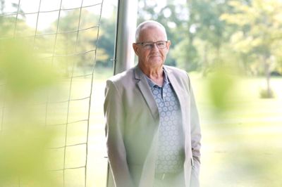 - Man skal ikke være bange for at falde. Man skal turde sætte sig selv på spil, fastslår den fodboldgale vildbjergenser, det tidligere byrådsmedlem, Kent Falkenvig, der tirsdag runder 75 år.