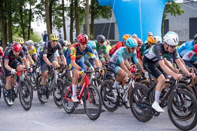 Sunds-rytteren Tore Troelsen (t.h. med hvid hjelm) fanget på tredje etape af Postnord Danmark Rundt. På anden etape kørte han i den hvide ungdomstrøje.