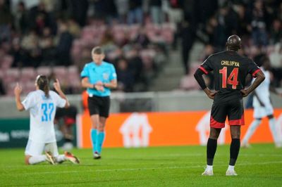 Slovakkerne - her er det Julius Szöke - jublede, da slutfløjtet lød, mens skuffelsen var tydelig hos Edward Chilufya og resten af FCM'erne.