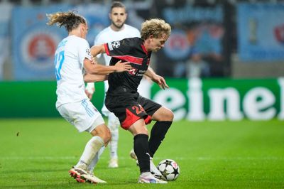 FCM havde godt fat i midtbanen. Her vinder Oliver Sørensen en duel mod Július Szöke.